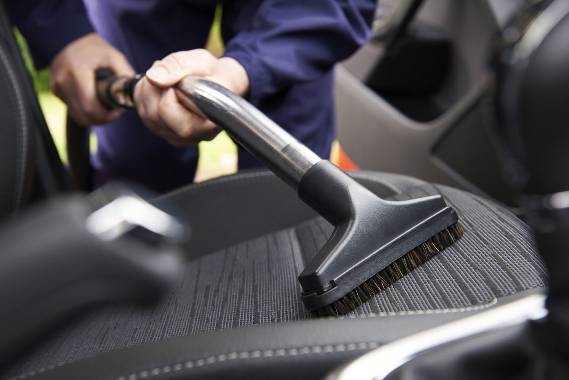 man-hoovering-seat-of-car-during-car-cleaning-royalty-free-image-1585677173 Araç Koltuğu Temizliğ