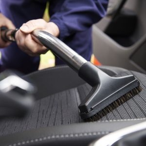 man-hoovering-seat-of-car-during-car-cleaning-royalty-free-image-1585677173 Araç Koltuğu Temizliğ