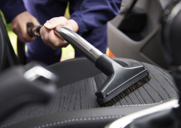 man-hoovering-seat-of-car-during-car-cleaning-royalty-free-image-1585677173 Araç Koltuğu Temizliğ